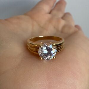 Gold Tone Ribbed Split Shank Round CZ Solitaire Ring Raised Setting Sz 7.5 Avon